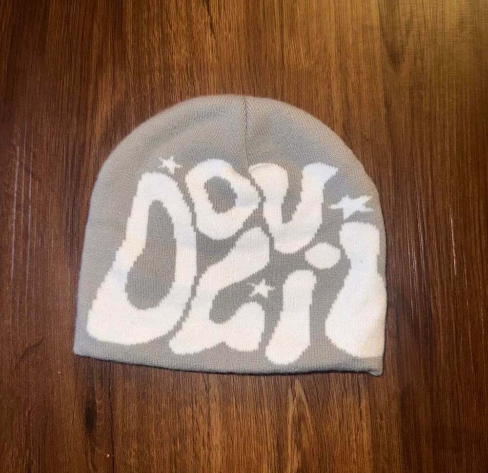 Unisex Gray and White Y2K Star Graphic Knit Beanie